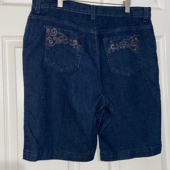 Gloria Vanderbilt Highrise Jean Shorts 16P - Picture 9 of 9